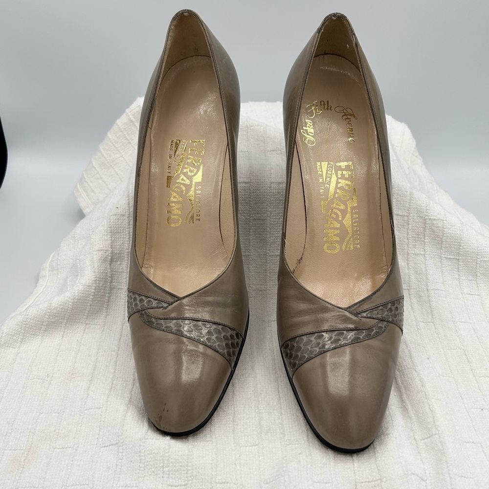 Vintage Salvatore Ferragamo women’s dark tan, mid heel shoes. Size 9 AAAA